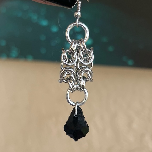 Handmade maille dangly stainless steel earrings with black austrian crystals - Picture 3 of 16